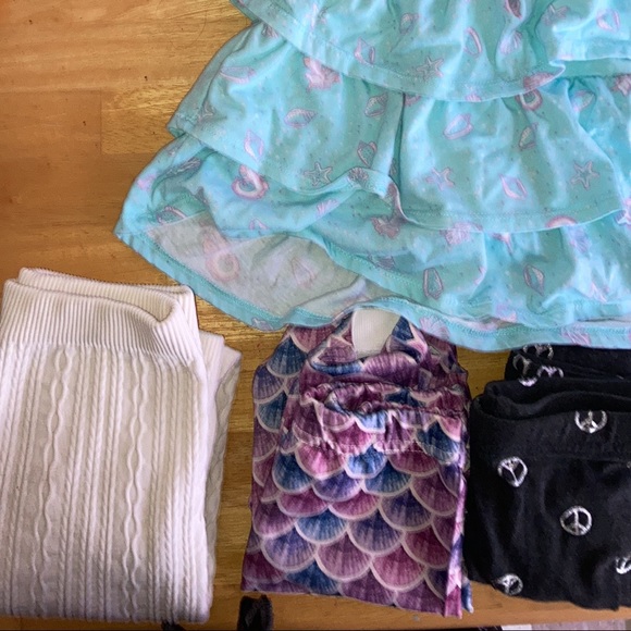 Assorted clothes - Picture 1 of 2